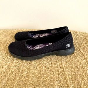 Sketchers women’s size 7 black memory foam shoes